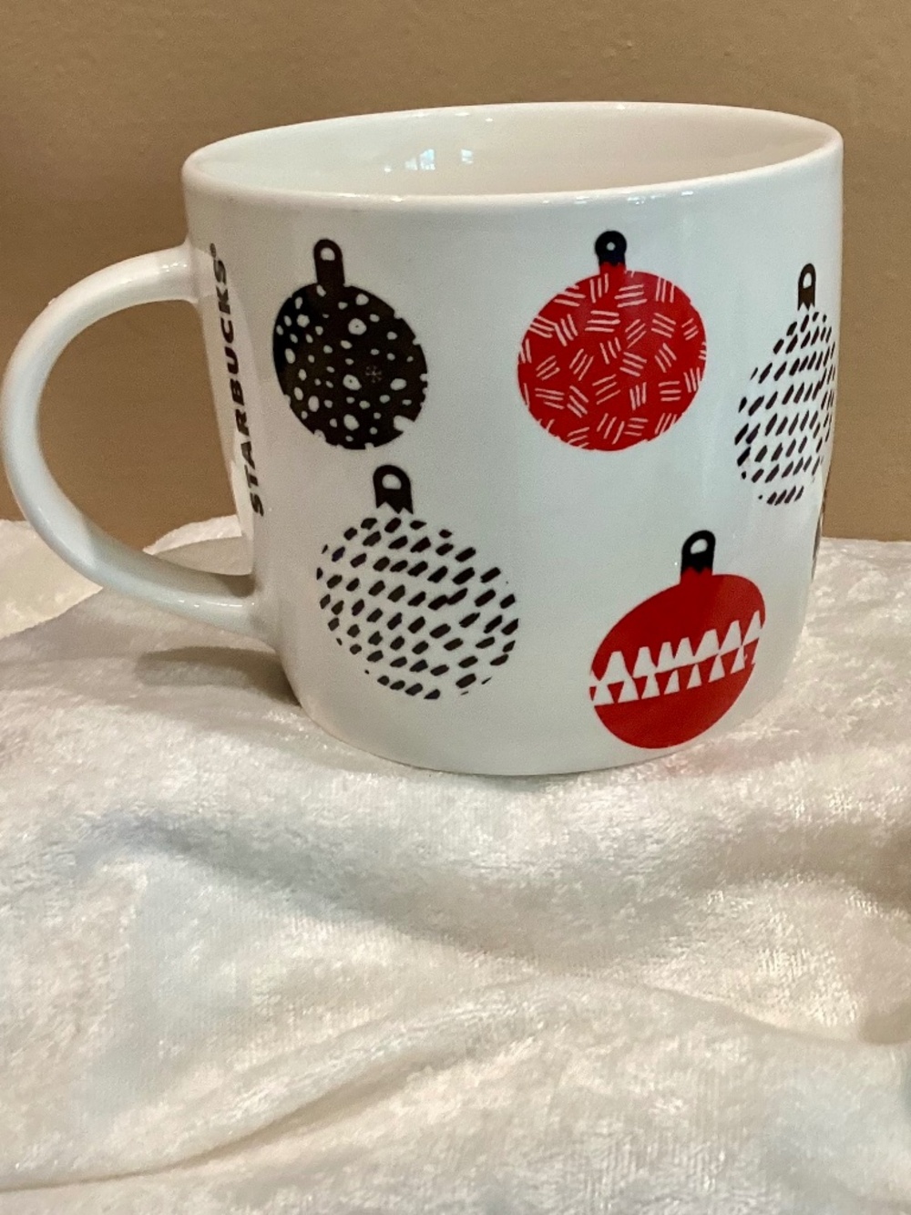 STARBUCKS White/Black/Red Christmas Ornament Pattern 16.9oz Coffee/Tea Mug 2016